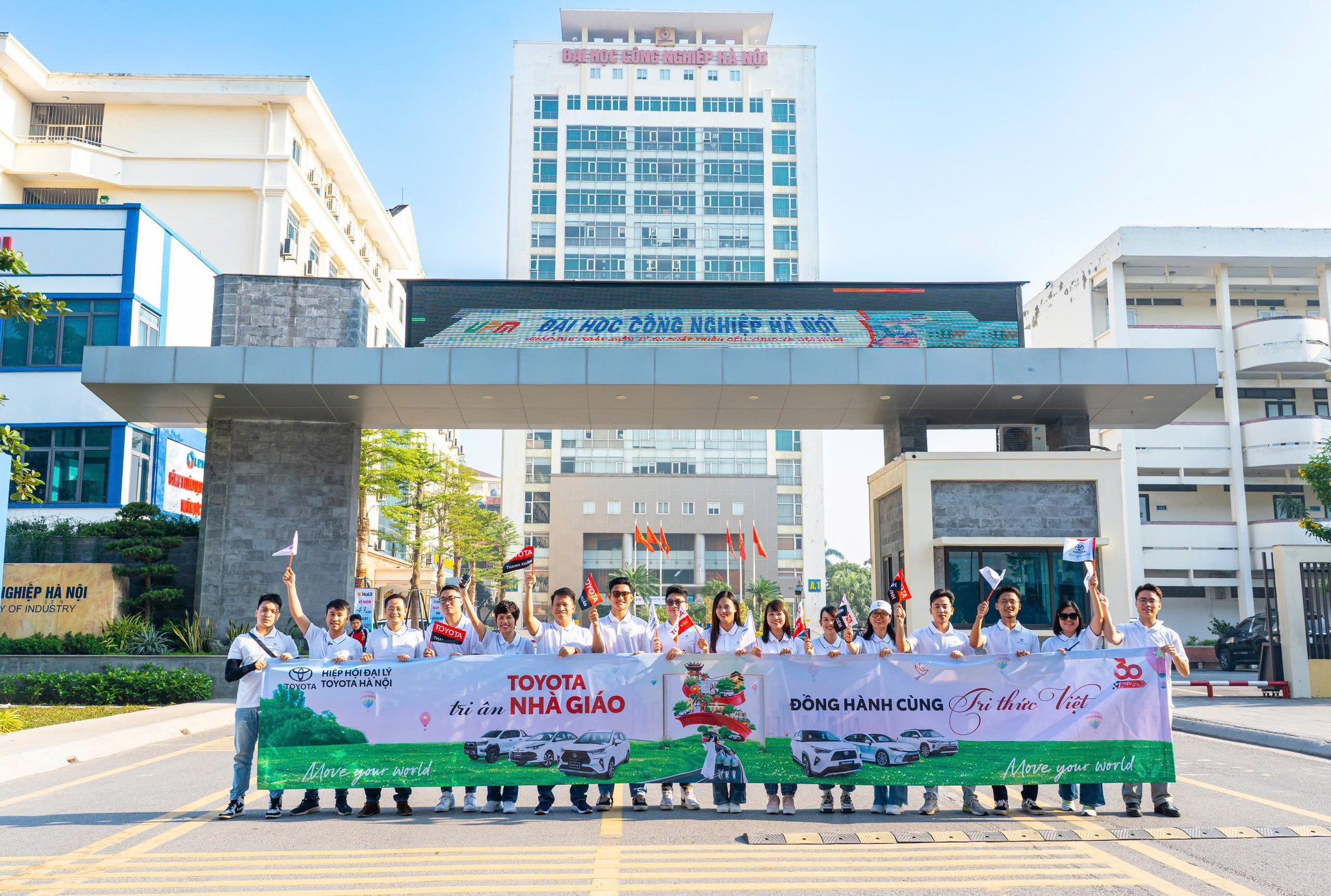 “TOYOTA TRI ÂN NHÀ GIÁO – ĐỒNG HÀNH CÙNG TRI THỨC VIỆT”